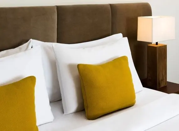Deluxe Tek Büyük Yataklı Oda, Balkon, Havuz Manzaralı