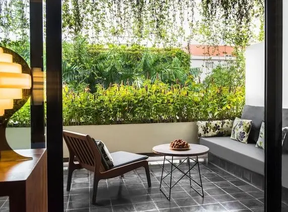 Deluxe Tek Büyük Yataklı Oda, Balkon, Havuz Manzaralı