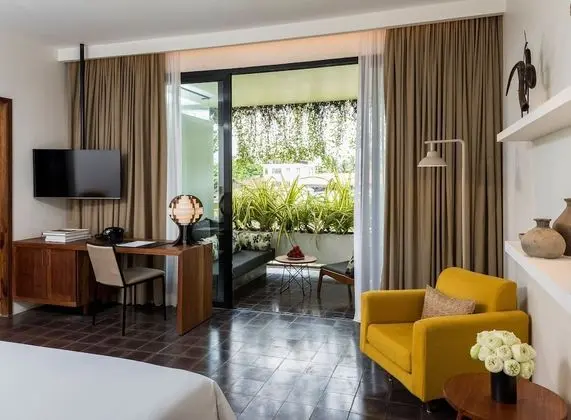Deluxe Tek Büyük Yataklı Oda, Balkon, Havuz Manzaralı