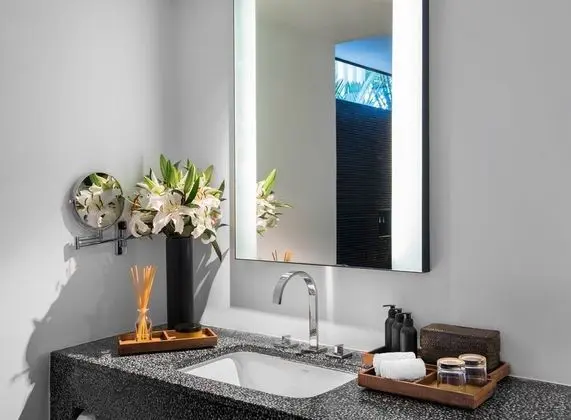 Deluxe Tek Büyük Yataklı Oda, Balkon, Havuz Manzaralı