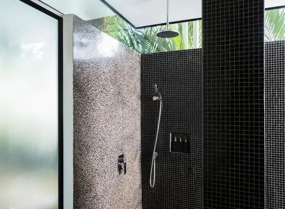 Deluxe Tek Büyük Yataklı Oda, Balkon, Havuz Manzaralı