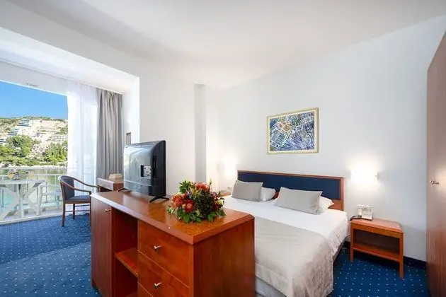 Superior Oda, 1 Büyük (Queen) Boy Yatak ve Çekyat, Deniz Manzaralı