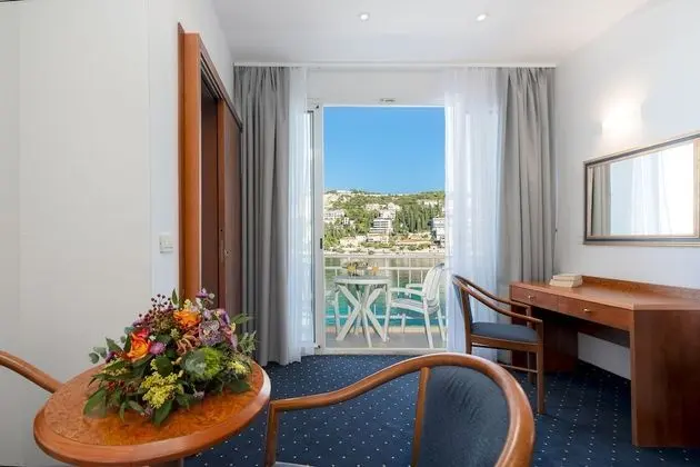 Superior Oda, 1 Büyük (Queen) Boy Yatak ve Çekyat, Deniz Manzaralı