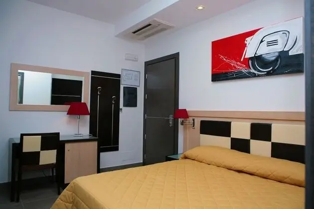 Büyük Yataklı Tek Kişilik Oda