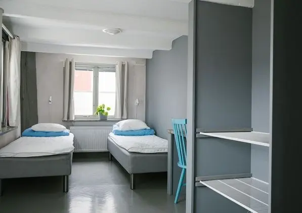 İki Ayrı Yataklı Oda, Ortak Banyo