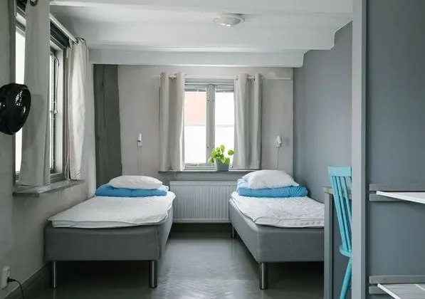 İki Ayrı Yataklı Oda, Ortak Banyo