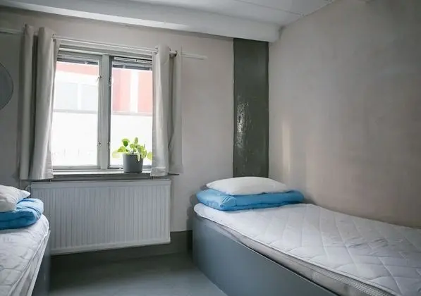 Üç Kişilik Oda, Ortak Banyo