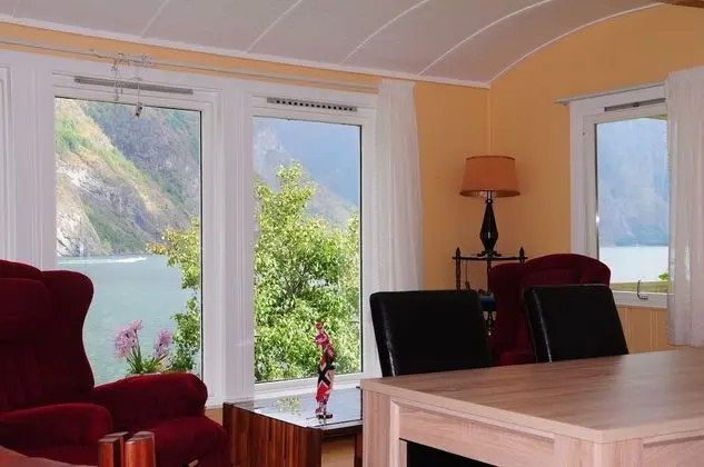 Krossen apt 1.First floor 2 bedrooms, Fjord View