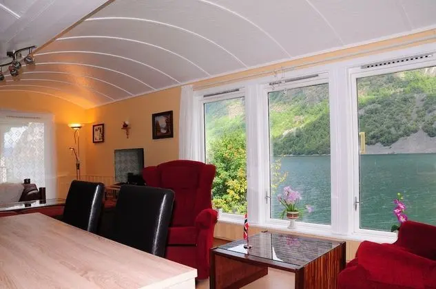 Krossen apt 1.First floor 2 bedrooms, Fjord View