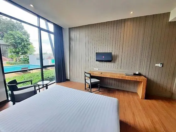Deluxe Room (Pool View)