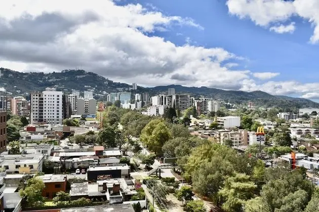 Deluxe Tek Büyük Yataklı Oda, 2 Çift Kişilik Yatak, Balkon, Şehir Manzaralı