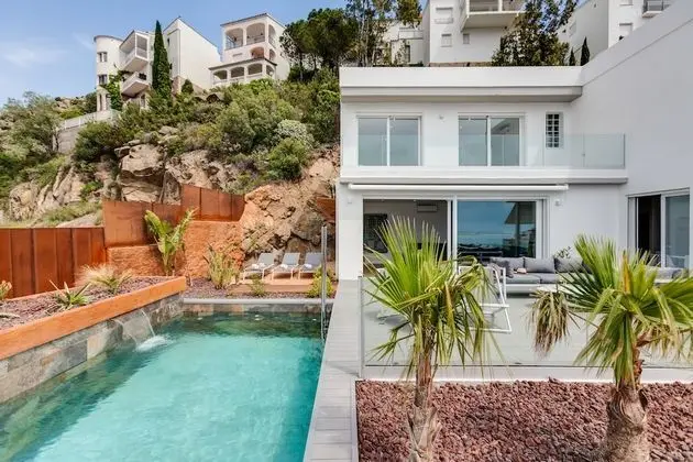 Apart Daire, 3 Yatak Odası, Kişiye Özel Havuzlu, Deniz Manzaralı (Ref. 042)