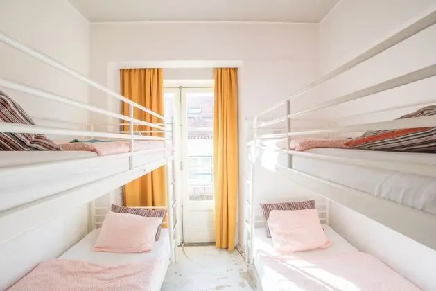 Bed in 6-Bed Dormitory with  Balcony
