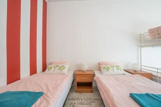 Bed in 6-Bed Dormitory with  Balcony