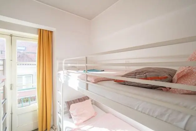 Bed in 6-Bed Dormitory with  Balcony