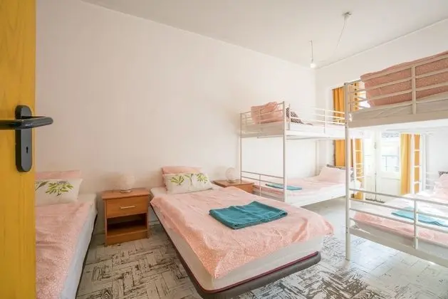 Bed in 6-Bed Dormitory with  Balcony