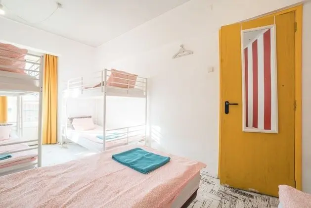 Bed in 6-Bed Dormitory with  Balcony
