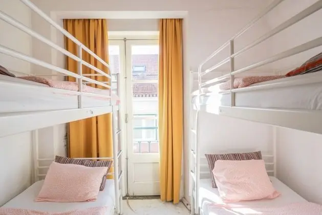 Bed in 6-Bed Dormitory with  Balcony