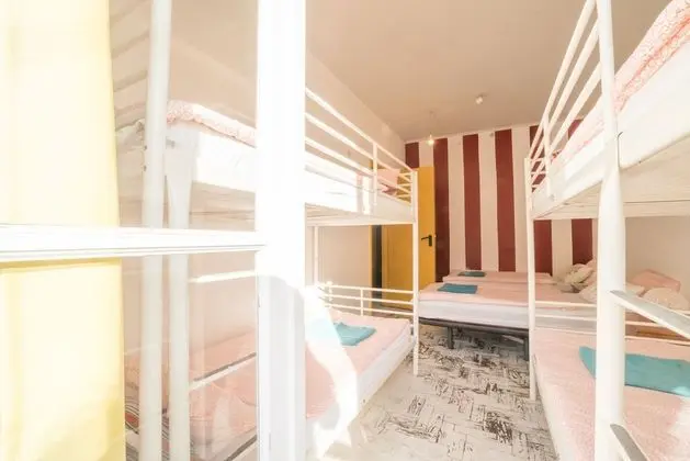 Bed in 6-Bed Dormitory with  Balcony