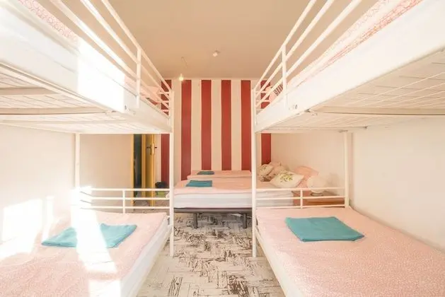 Bed in 6-Bed Dormitory with  Balcony