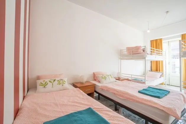 Bed in 6-Bed Dormitory with  Balcony