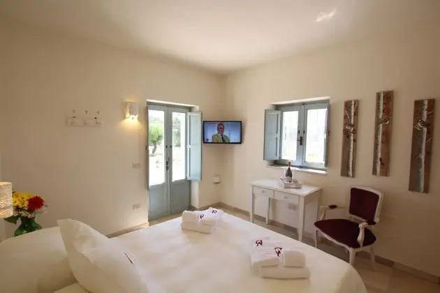 Tek Büyük Yataklı Oda, Havuz Manzaralı (Giove)