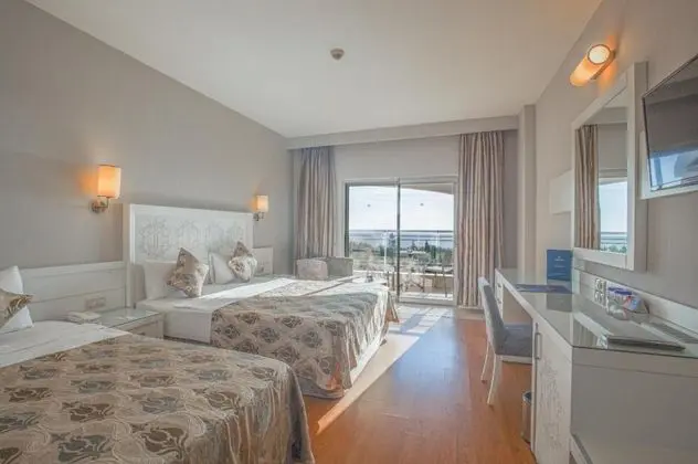 Aile Odası, Kara veya Kısmi Deniz Manzaralı, Balkonlu