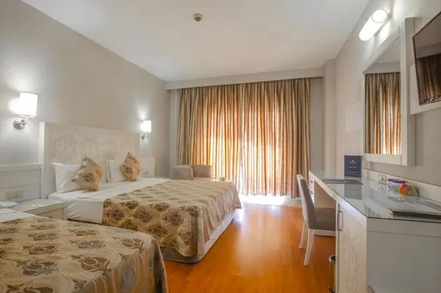 Aile Odası, Kara veya Kısmi Deniz Manzaralı, Balkonlu