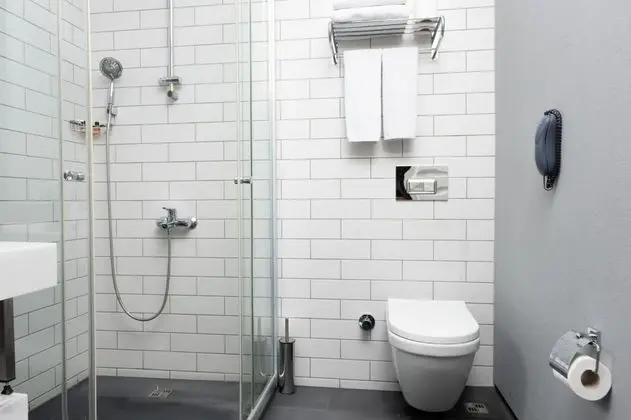 https://images.odamax.com/img/1024x768/odamax/image/upload/Vita_Suites_Karak_y_202601241143224_Banyo_1_.jpg