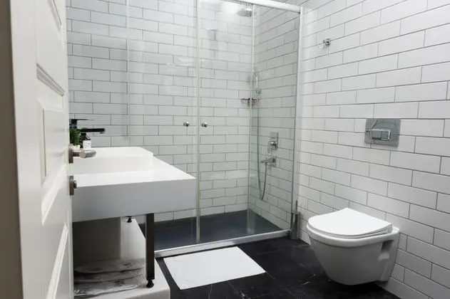 https://images.odamax.com/img/1024x768/odamax/image/upload/Vita_Suites_Karak_y_202601261221339_Banyo_3_.jpg