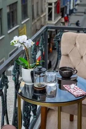 https://images.odamax.com/img/1024x768/odamax/image/upload/Vita_Suites_Karak_y_202601261223463_aile_balkon.jpg