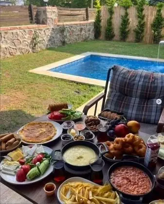 Odada yemek servisi