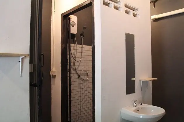 Private Triple Room with Shared Bathroom