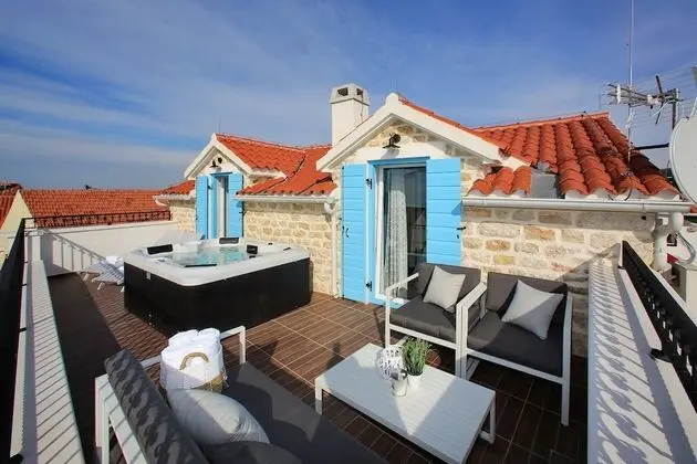 Luxury Penthouse (2 Bedrooms) with Sea view and Hot Tub