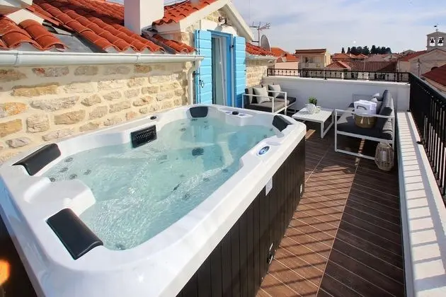 Luxury Penthouse (2 Bedrooms) with Sea view and Hot Tub