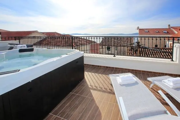 Luxury Penthouse (2 Bedrooms) with Sea view and Hot Tub