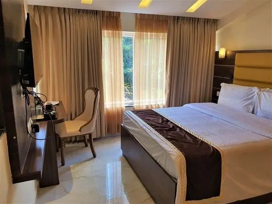 Deluxe Tek Büyük Yataklı Oda, Balkon, Havuz Manzaralı