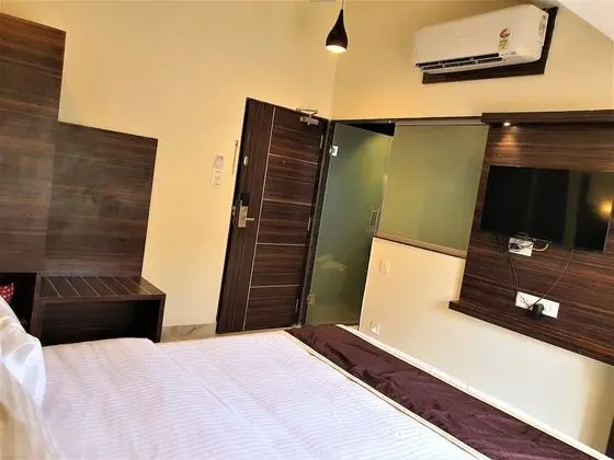 Deluxe Tek Büyük Yataklı Oda, Balkon, Havuz Manzaralı