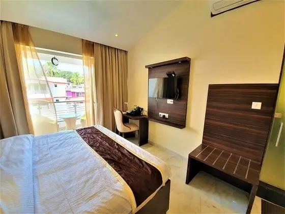 Deluxe Tek Büyük Yataklı Oda, Balkon, Havuz Manzaralı
