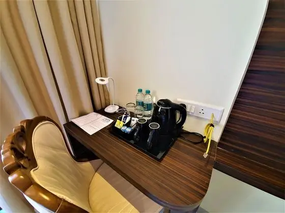 Deluxe Tek Büyük Yataklı Oda, Balkon, Havuz Manzaralı