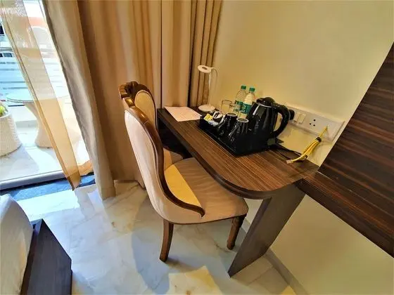 Deluxe Tek Büyük Yataklı Oda, Balkon, Havuz Manzaralı