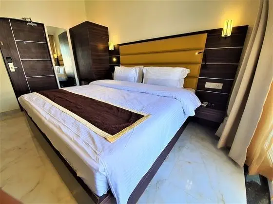 Deluxe Tek Büyük Yataklı Oda, Balkon, Havuz Manzaralı