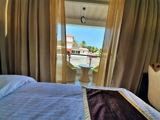 Deluxe Tek Büyük Yataklı Oda, Balkon, Havuz Manzaralı