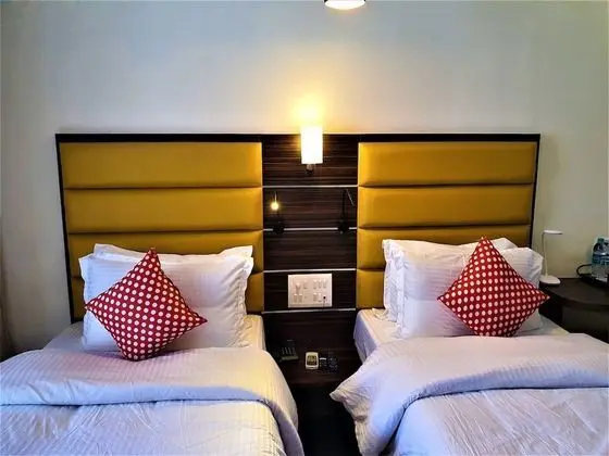 Deluxe Tek Büyük Yataklı Oda, Balkon, Havuz Manzaralı