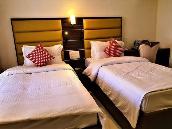 Deluxe Tek Büyük Yataklı Oda, Balkon, Havuz Manzaralı
