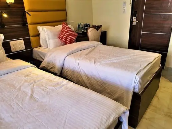 Deluxe Tek Büyük Yataklı Oda, Balkon, Havuz Manzaralı