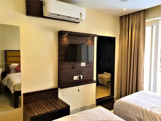 Deluxe Tek Büyük Yataklı Oda, Balkon, Havuz Manzaralı