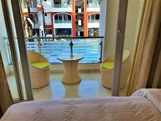 Deluxe Tek Büyük Yataklı Oda, Balkon, Havuz Manzaralı