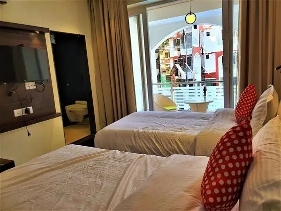 Deluxe Tek Büyük Yataklı Oda, Balkon, Havuz Manzaralı