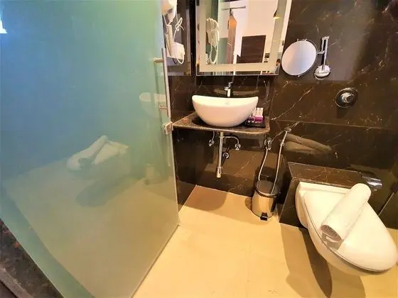 Deluxe Tek Büyük Yataklı Oda, Balkon, Havuz Manzaralı